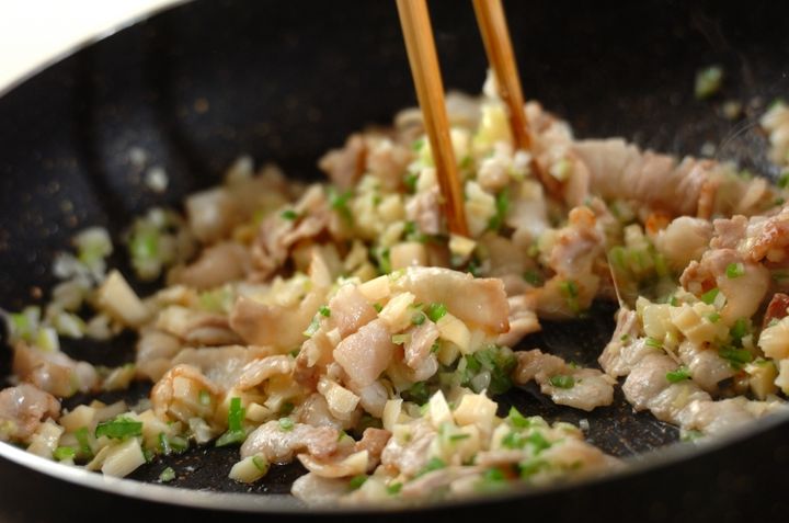 豚肉とタケノコのオイスターチャーハンの作り方1