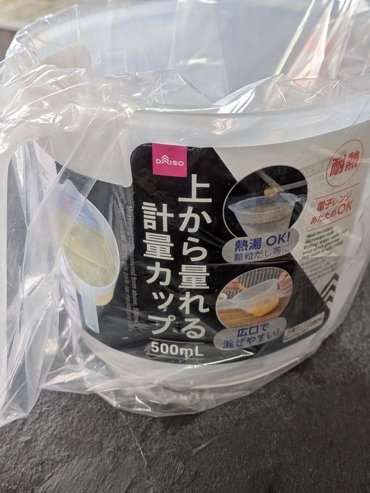 上から計れる計量カップ（500ml）