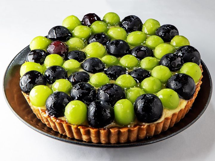 東銀座『CACHETTE Chez T. et. Y』の「長野パープルとシャインマスカットのタルト」