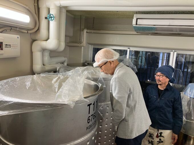 仕込みタンクをのぞく上柳