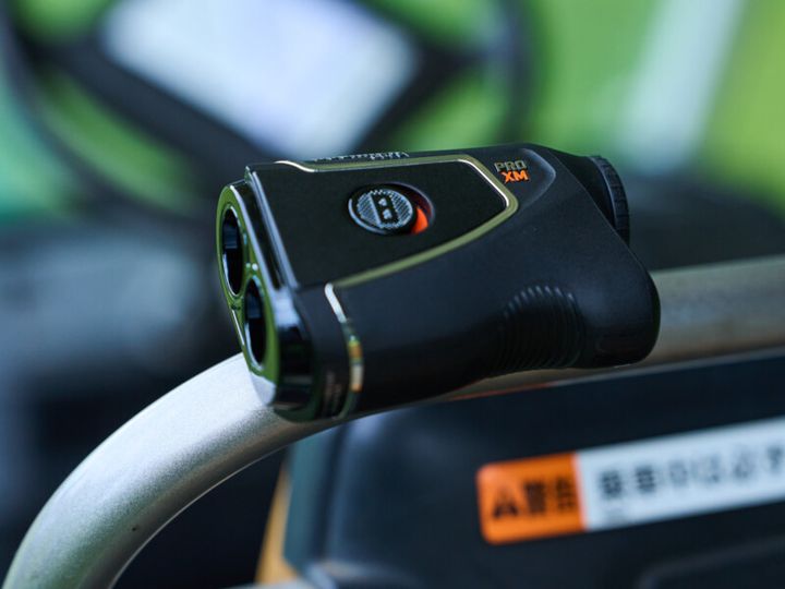 「打つべき距離」を教えてくれる！プロ御用達レーザー距離計にコンパクトモデル登場