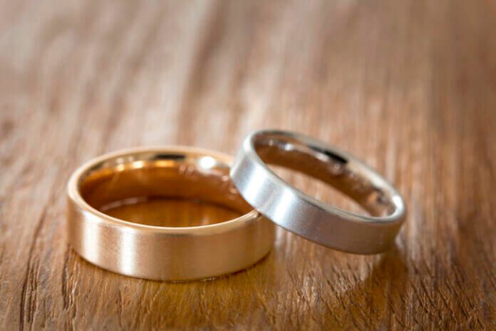 左手薬指に指輪…好きな男性がしてたらどうする？