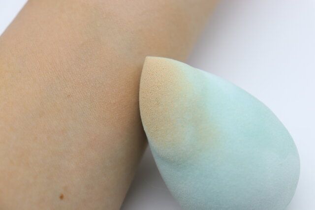 ダイソーのメイクパフ（しずく型、ケース付）の使用例