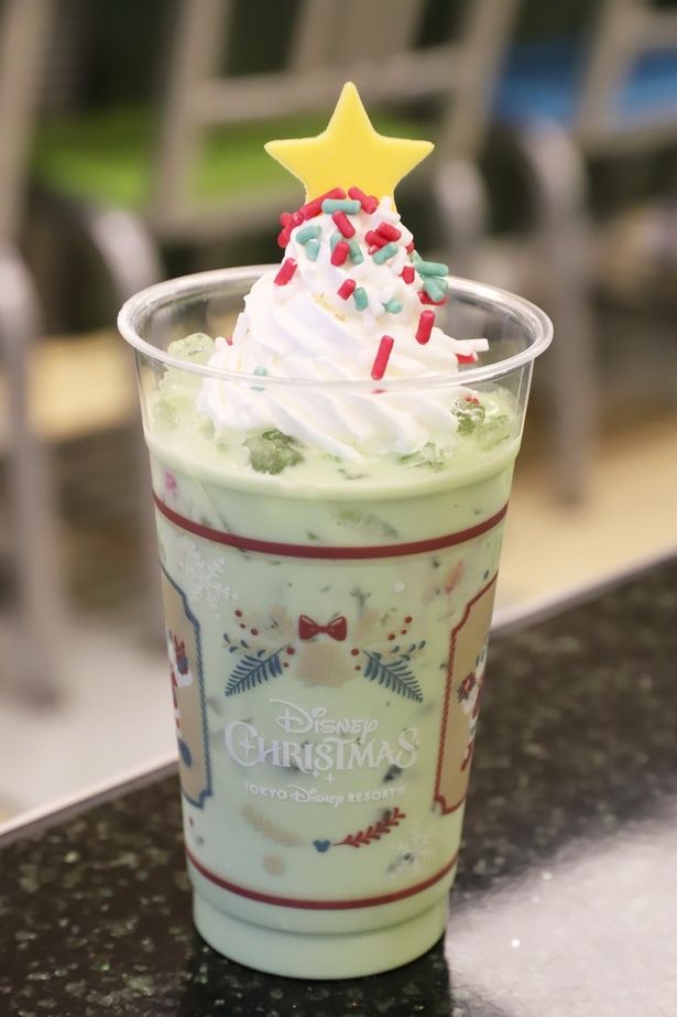 クリスマスツリーをイメージしたスペシャルドリンク。星型の金粉やクリスマスカラーの砂糖菓子で華やかにデコレーション