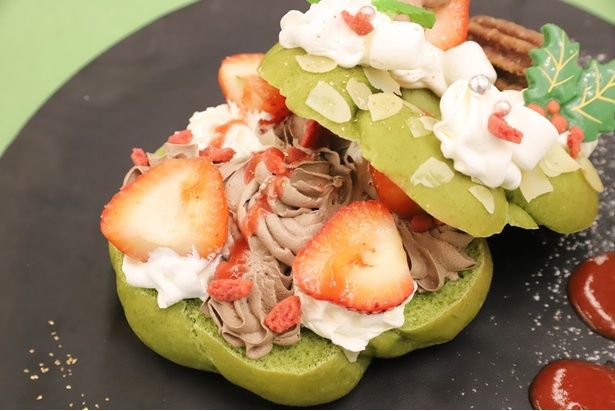 チョコレートクリームとともに、甘酸っぱいいちごをたっぷりサンド