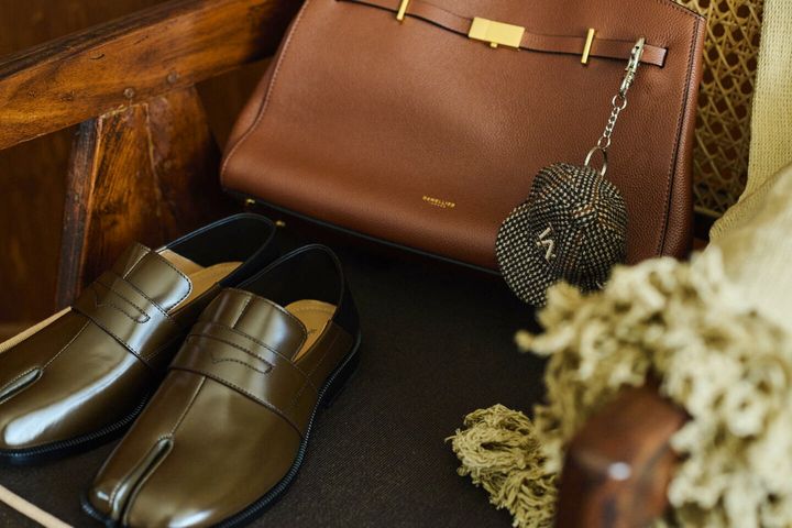 バッグ（DEMELLIER LONDON）、キャップキーホルダー（NEW ERA®）、シューズ（MAISON MARGIELA）、ストール（THE HOUSE OF LYRIA）