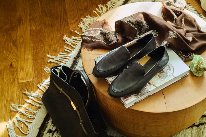 バッグ（DEMELLIER LONDON）、シューズ（DEAR FRANCES）、ストール（destin）