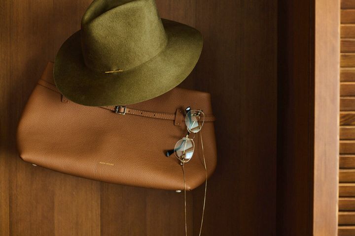 ハット（JANESSA LEONE）、バッグ（MANU ATELIER）、アイウェア（CARTIER）、グラスチェーン（HANDLY APPARELS）