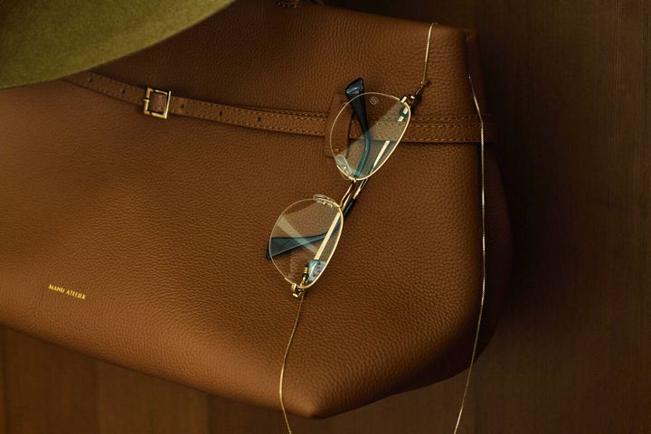 ハット（JANESSA LEONE）、バッグ（MANU ATELIER）、アイウェア（CARTIER）、グラスチェーン（HANDLY APPARELS）