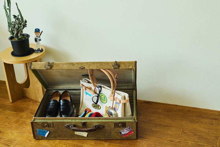 シューズ（CALMANTHOLOGY）、ニットキャップ（NOAH）、トートバッグ（HERITAGE LEATHER）、アイウェア（BLANC..／EYETHINK exclusive）