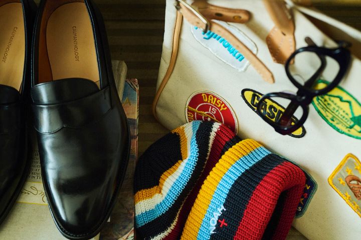 シューズ（CALMANTHOLOGY）、ニットキャップ（NOAH）、トートバッグ（HERITAGE LEATHER）、アイウェア（BLANC..／EYETHINK exclusive）