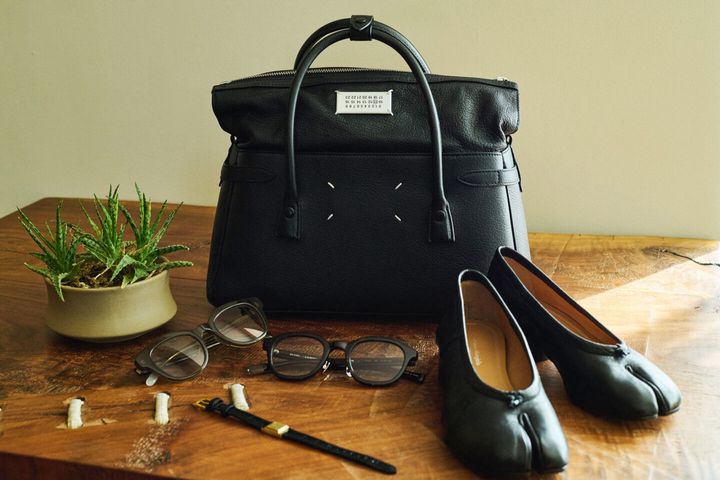 バッグ（MAISON MARGIELA）、サングラス（BLANC..／EYETHINK exclusive）、ブレスレット（LLC）、シューズ（MAISON MARGIELA）