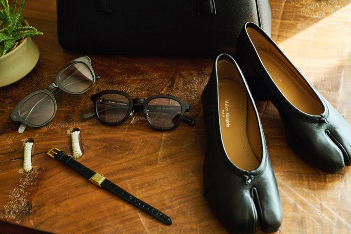 バッグ（MAISON MARGIELA）、サングラス（BLANC..／EYETHINK exclusive）、ブレスレット（LLC）、シューズ（MAISON MARGIELA）