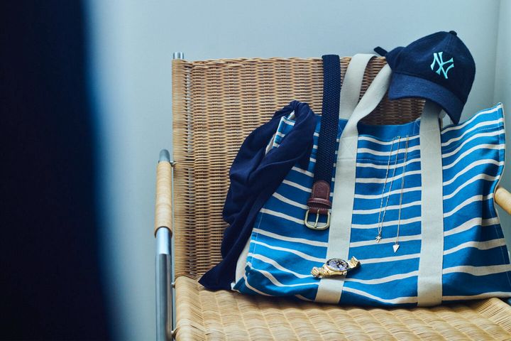 トートバッグ（VINTAGE HERMES）、ニットスカーフ（FOLL）、ベルト（NOAH）、キャップ（NEW ERA®）