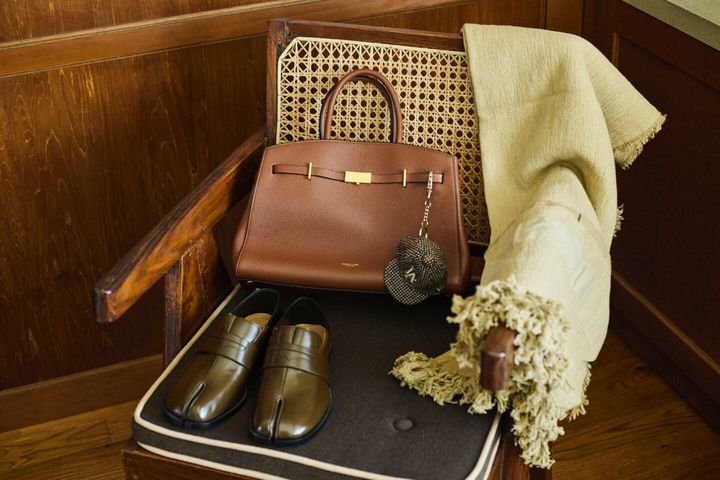 バッグ（DEMELLIER LONDON）、キャップキーホルダー（NEW ERA®）、シューズ（MAISON MARGIELA）、ストール（THE HOUSE OF LYRIA）