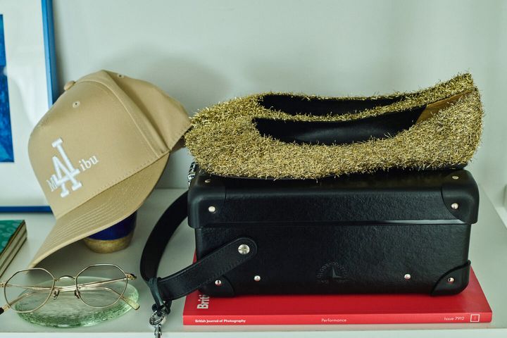 キャップ（EAST SIDE TENNIS CLUB）、アイウェア（CARTIER）、シューズ（PIPPICHIC）、アイウェアケース（CUTLER AND GROSS x GLOBE-TROTTER）