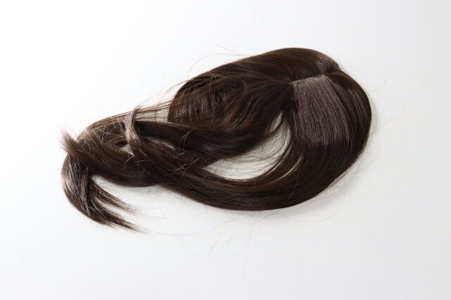 トップヘアウィッグ（分け目タイプ）