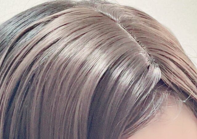 トップヘアウィッグ（分け目タイプ） 前髪風