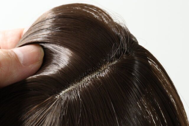 トップヘアウィッグ（分け目タイプ） 質感