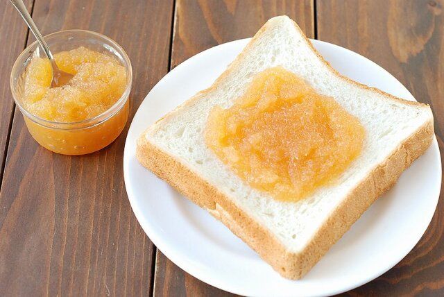 食パン りんごジャム塗る 