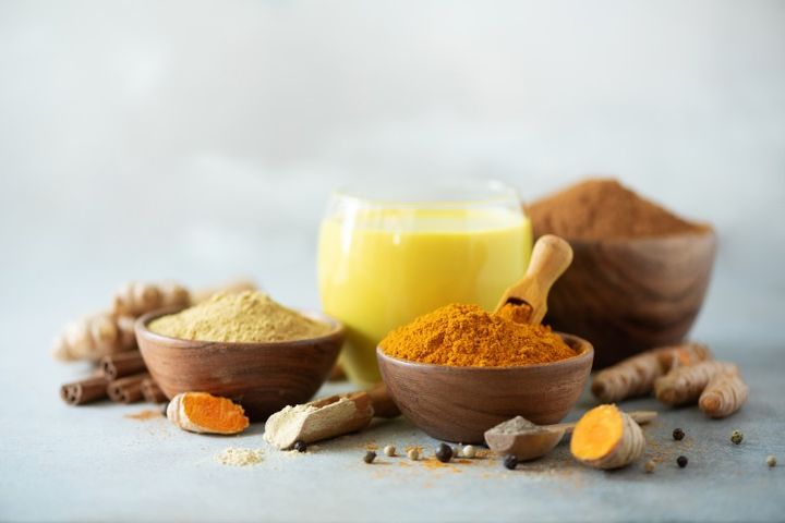 ターメリックやシナモン スパイスとゴールデンミルク イメージ