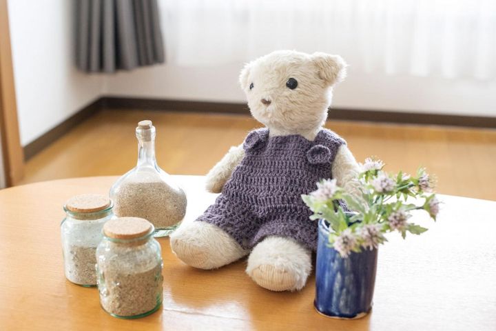 子どもが残していったぬいぐるみや、陶器の作品、旅行のお土産も大切にディスプレイ。