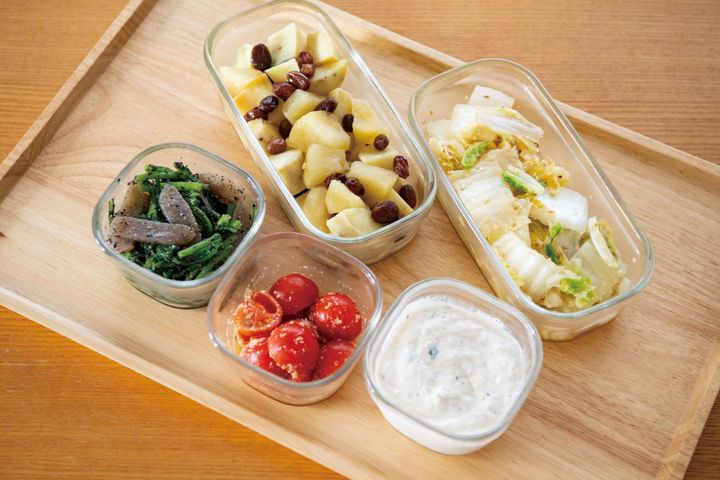 野菜や豆の副菜はまとめて作って冷蔵庫へ。「主菜に添えるとお皿が華やぎます」。脱プラスチックを意識して、容器はガラスで統一。