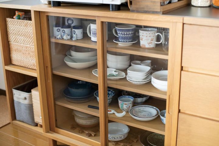 食器は骨董市で探したりと愛着の湧くものを厳選し、「無印良品」のカップボードへ。