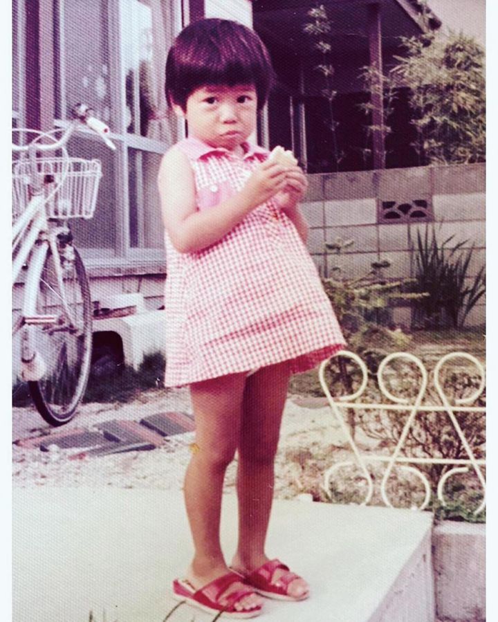 幼少期の青木さん。「家族で潮干狩りに行った思い出があります」