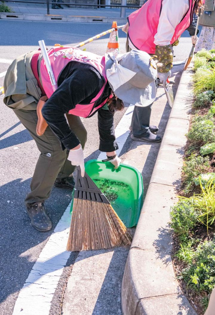 花壇はもちろん、周囲もきれいに掃除をする。