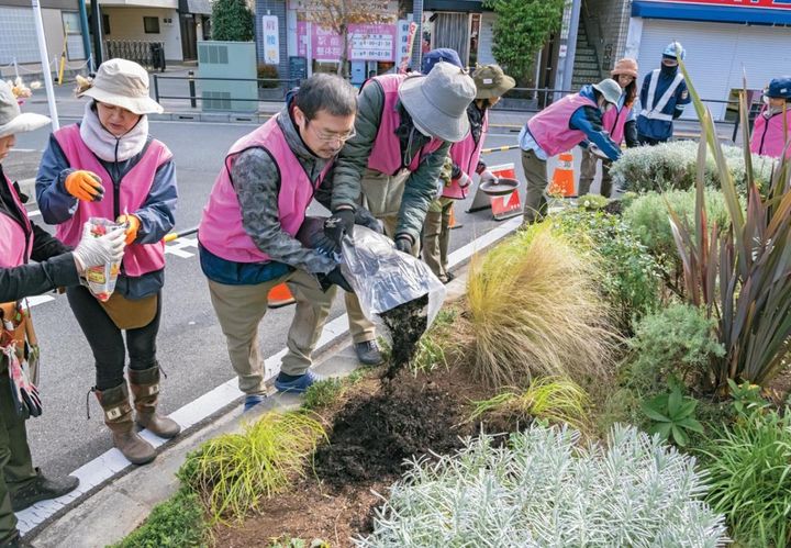 腐葉土のほかに、苦土石灰、緩効性肥料（1㎡に1握りを5回）もまく。強風の日は風に飛ばされないよう気をつける。