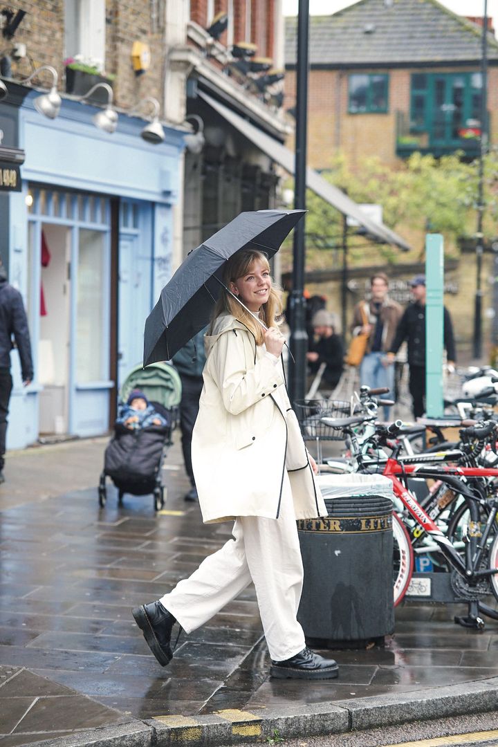 傘もコーデの一部になってる！雨の日が多いロンドンならではのロンドンガールのおしゃれコーデ