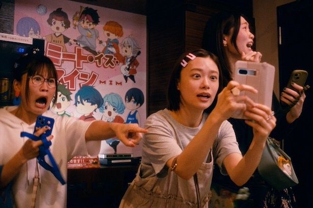 (C) 金原ひとみ／集英社・映画「ミーツ・ザ・ワールド」製作委員会