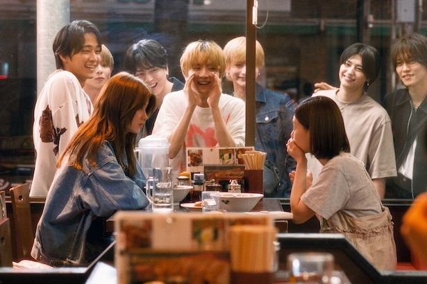 (C) 金原ひとみ／集英社・映画「ミーツ・ザ・ワールド」製作委員会