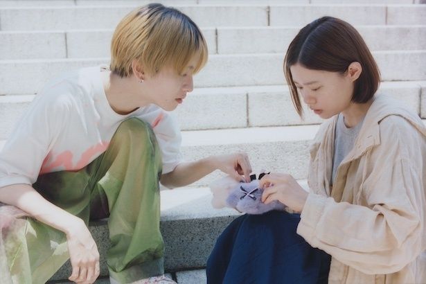 板垣李光人さん演じるアサヒと杉咲花さん演じる由嘉里 (C) 金原ひとみ／集英社・映画「ミーツ・ザ・ワールド」製作委員会