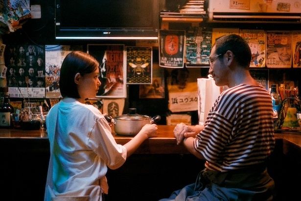 店主・オシン(渋川清彦)が営むBAR「寂寥」は由嘉里の心の拠り所 (C) 金原ひとみ／集英社・映画「ミーツ・ザ・ワールド」製作委員会