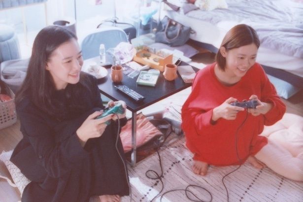 (C) 金原ひとみ／集英社・映画「ミーツ・ザ・ワールド」製作委員会