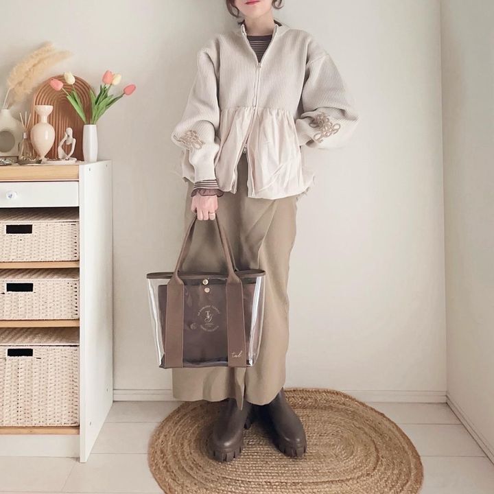 画像: 雨の日もおしゃれに見えるクリアバッグコーデ