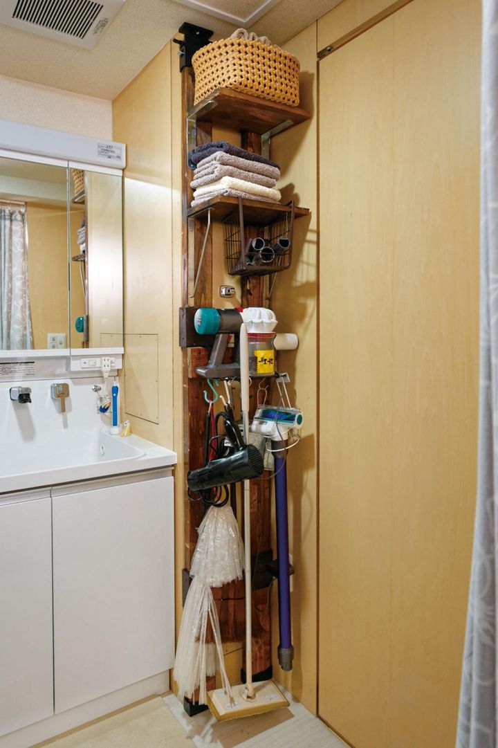 狭い洗面所には「ツールタワー」を設置して有効活用。タオル、洗剤、ドライヤー、掃除道具一式すべてを収納。