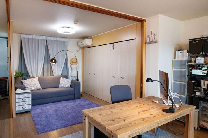 間仕切りを取り払い２部屋をひと続きにして広々使う。風通しがよくなり気持ちも前向きに。