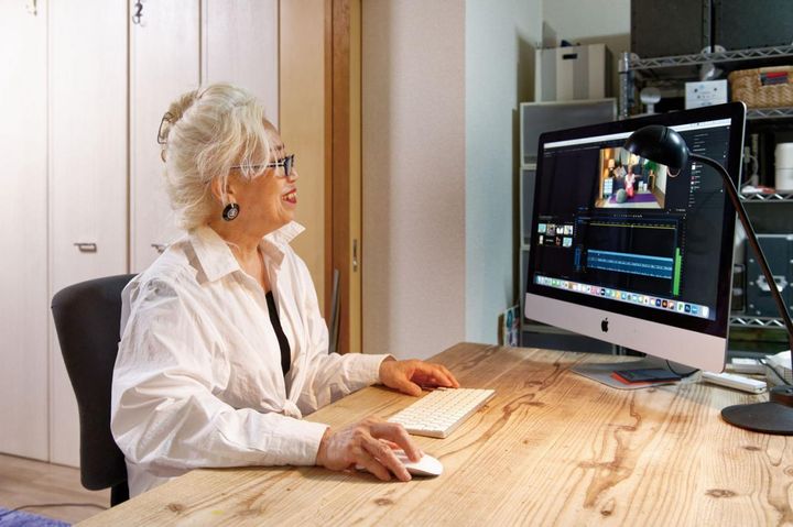 66歳でYouTuberとなり今では動画編集もこなすソネさん。パソコンまわりは落ち着く一角。