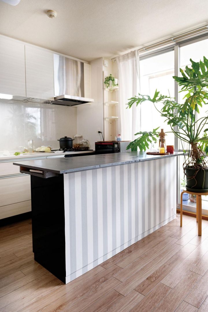 古い流し台を利用して作ったキッチンカウンター。天板には電源を配置してアイランドキッチンに。