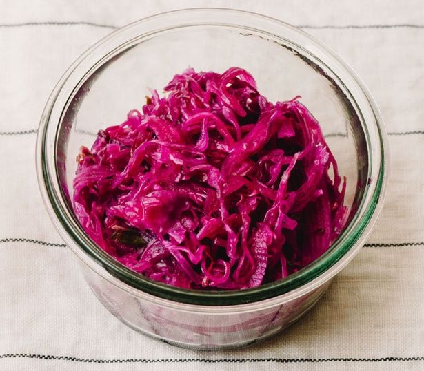 お弁当のサッパリ要員！ メインのおかずを引き立てる「紫キャベツの甘酢」 （C）キキ／KADOKAWA