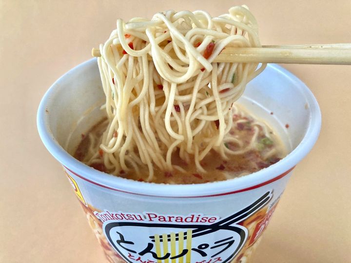 辛すぎなくて食べやすい！飲み干したくなるスープ！【マルちゃん】ピリ辛で美味しい辛赤豚骨