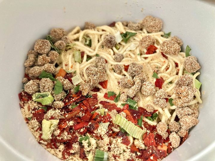 辛すぎなくて食べやすい！飲み干したくなるスープ！【マルちゃん】ピリ辛で美味しい辛赤豚骨