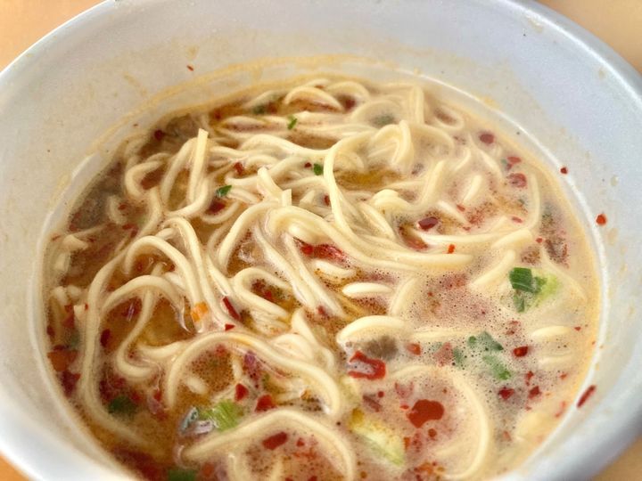 辛すぎなくて食べやすい！飲み干したくなるスープ！【マルちゃん】ピリ辛で美味しい辛赤豚骨