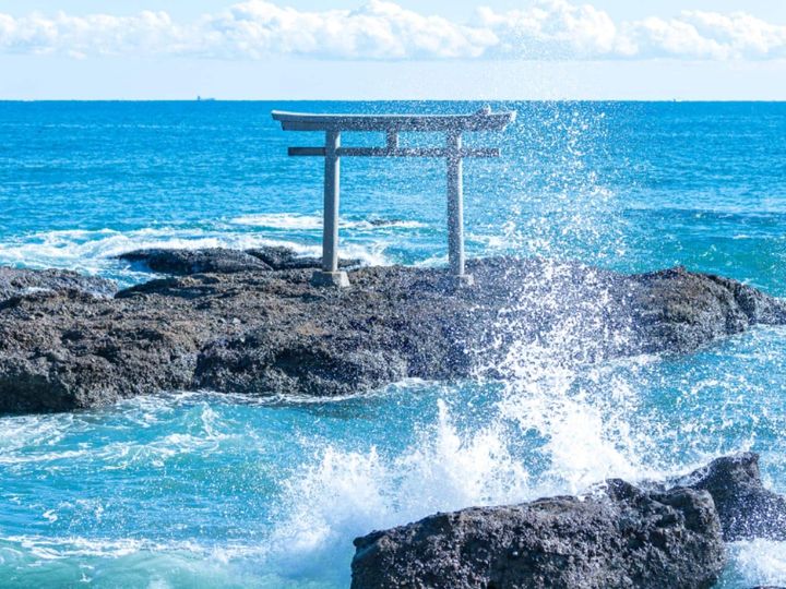 All About ニュース編集部が全国250人を対象に実施した「御朱印に関するアンケート」の調査結果から、好き＆いただきたい「茨城県の御朱印」ランキングを発表！ 2位「大洗磯前神社」を抑えた1位は？ （サムネイル画像出典：PIXTA）