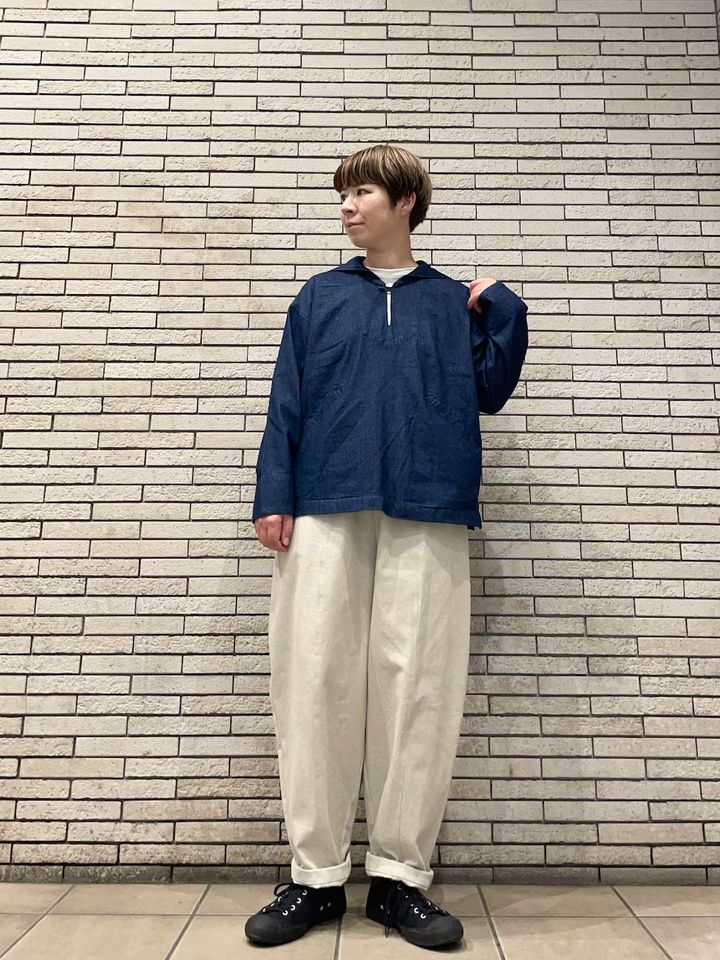 丸みのあるテーパードシルエットですっきり