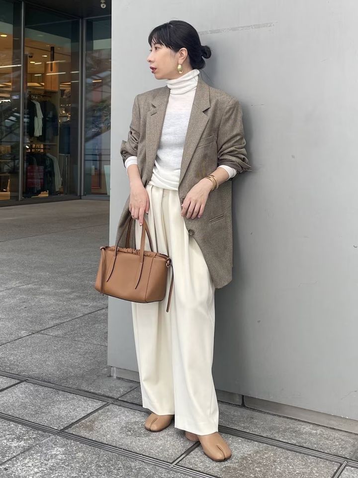 白のカーブパンツをジャケットできれいめに