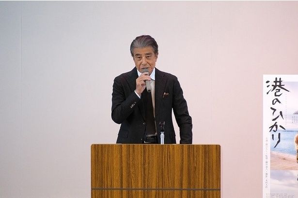 主演の舘ひろしが演じるのは、ひっそりと孤独に暮らす漁師、三浦 [c]2025「港のひかり」製作委員会